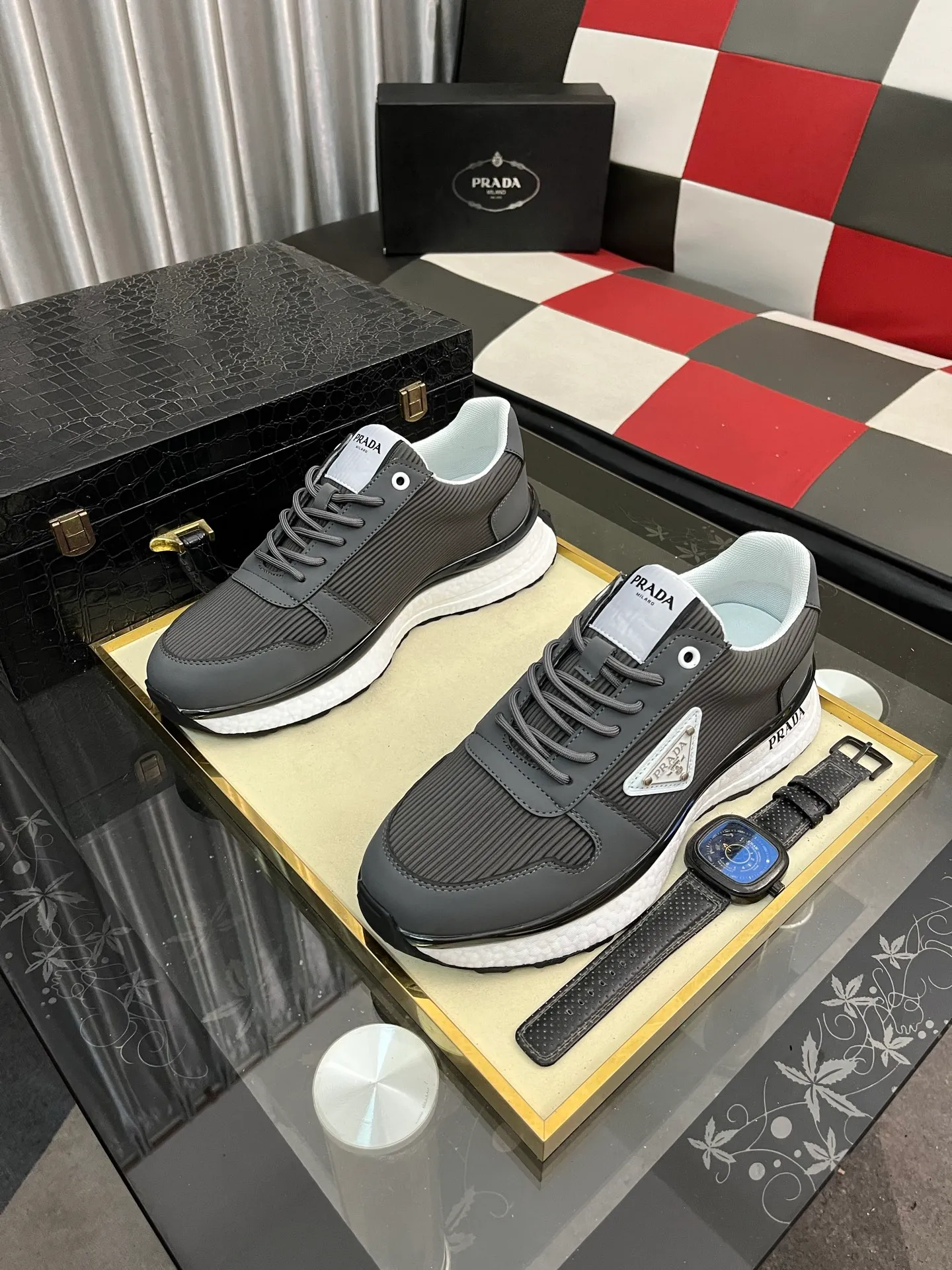 Men's Men's Shoes 💰458⌚️⌚️ Prada/Prada Men's new casual shoes, this sports shoe is made of imported calfskin upper with breathable mesh and breathable mesh lining. The foot pads are made of sheepskin, and the outsole is made of non-slip sports exclusive rubber outsole with logo. It feels good on the feet and is a fashionable item! Size: 38-44 4️⃣colors available